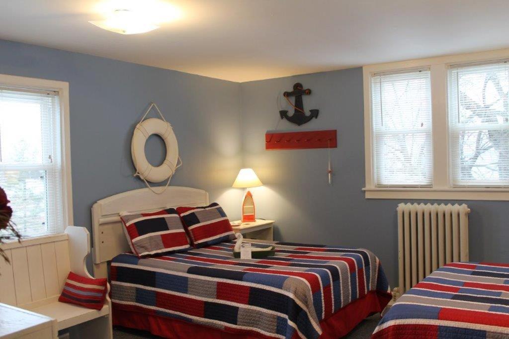 Chateau Country And Captain's Bed and breakfast