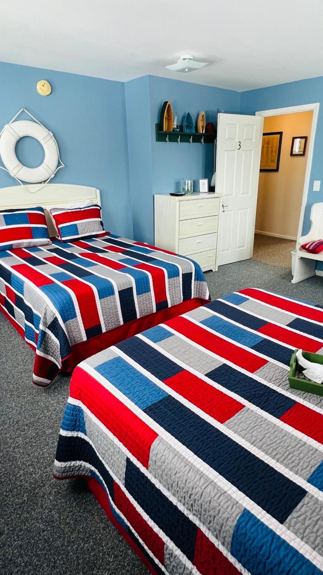 Chateau Country And Captain's *
